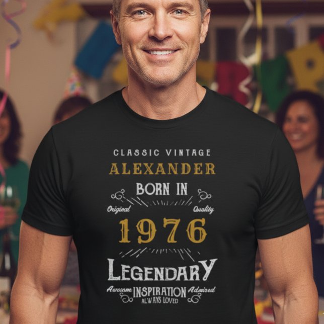50:e födelsedagen Lägg till ditt namn på födelseor T Shirt (Athletic 50 year man wearing a black t-shirt at a party with 1976 printed on it.)