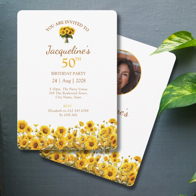 50:e födelsedagen: Rustic Solros Blommigt Foto Inbjudningar (50th birthday party invitations with sunflower design on a grey background)