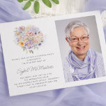 50:e Födelsedagsfesten blomma i Bouquet-fotoföreta Inbjudningar<br><div class="desc">En elegant vattenfärgsbukett med vintage blommor dekorerar toppen av denna 50-årsöverraskningsinbjudan. Mjuka pastellblommor accentueras med modern konst. namn från födelsedagskalfirman skrivs i ett modernt,  enkelt skript. Det finns matchande tecken och det finns dekorationer i party tillgängliga.</div>