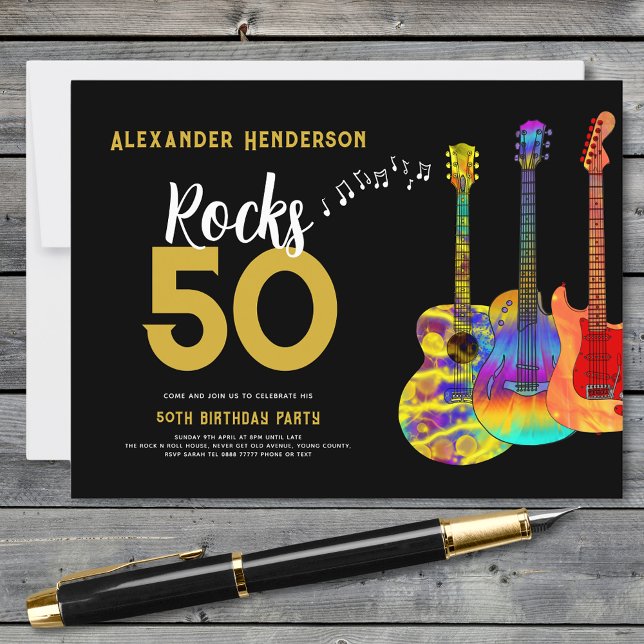 50:e Födelsedagsfesten Music Guitar Sten 50 Inbjudan Vykort (Rock and roll black and gold 50th birthday party budget postcard invitation with funky guitars)