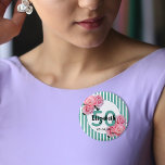 50:e födelsedagsfesten rosa blommor teal rand knapp<br><div class="desc">En elegant-knapp för en 50:e gigantisk födelsedagsfest. Klassisk slim teal, grönt och vitt lodrät rand som bakgrund. Med giftiga och feminina rosa blommor, ro och peonier som dekoration. Ett ram med mallar för namn, 50 år och ett datum. Namn är skrivet med stil-skript i svart skrift. Kan användas som en...</div>