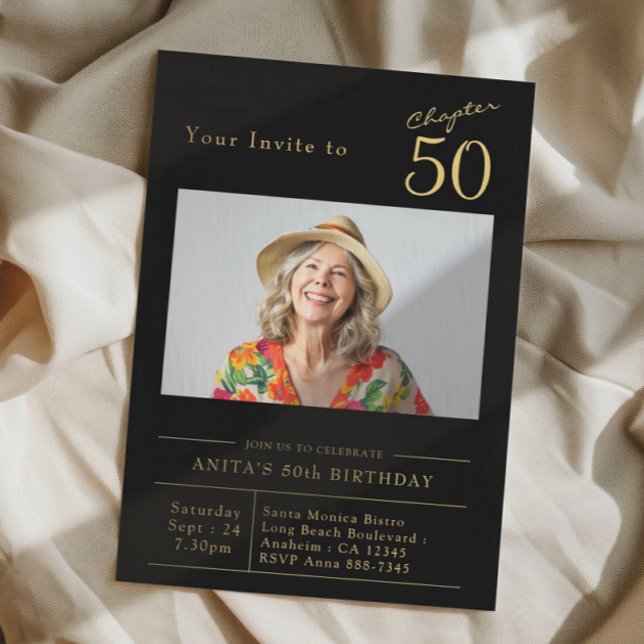 50:e Födelsedagsfesten svart foto i Guld 50:e  Inbjudningar (50th birthday black and gold party invitation on a fabric background )