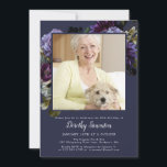 50:e Födelsedagsfestens Blommigt för foto av Moody Inbjudningar<br><div class="desc">Moody och mystiskt lila ro och peonier var tonen för denna elegant 50:e födelsedagsfesten. De vita verkligen! Formellt, men med en modern tvist för kvinnan som alltid har haft en känsla av blommor från stil och kärlek. Det här objektet är en del av samlingen Moody Lila Flower. Den innehåller de...</div>