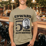 50:e födelsedagsfoto och svart namn-enfärgad t shirt<br><div class="desc">Lycklig 50:e födelsedagstexten, namn och t-shirt för foto. Roligtens 50:e personligens fotot-shirt med fet svart design. Anpassa den här födelsedagskjortan med ett foto av födelsedagskalkylen i mitten på siffran 0. Underbar idé om att lägga till lite roligt till en milstolpe för firande 50 födelsedagsfester. Andra matchande artiklar och alternativ för...</div>