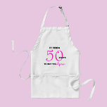 50:e födelsedagsgåvor Apron - Lustigt Förkläde<br><div class="desc">Den här 50:e födelsedagspressen är en lustig 50-årspresent. Det visar ord: "Det tog 50 år att få Apron på plattan i svart och shock rosa. Om man är tittar för ett humoristiskt, unikt milstolpe på 50-årsdagen av presentidéer, så är detta en underbar apron för kvinnor som blir 50 år och...</div>
