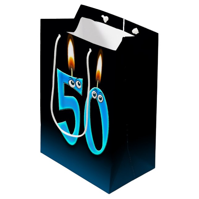 50:e födelsedagsljus Medium Gift Bag (Framsidan Vinklad)