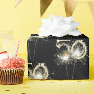 50:e födelsedagssparklers på svart presentpapper