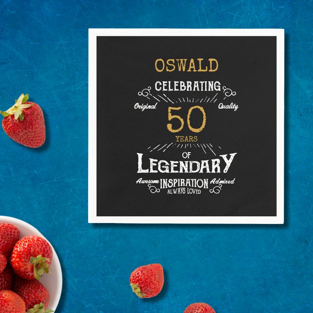 50:e födelsedagstidningen Legendary Black Guld Ret Pappersservett (For those celebrating their 50th birthday we have the ideal birthday party napkins)