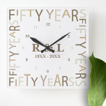 50:e Guld-årsdagen för Bröllop Fyrkantig Klocka<br><div class="desc">Snyggt och elegant håller väggklockan designad för en femtioårsdag för bröllop. Anpassa och anpassa enkelt efter initialer och år för speciella vänner,  par,  föräldrar eller din make/fru. Se till att kontrollera resten av min samling för fler presentidéer.</div>