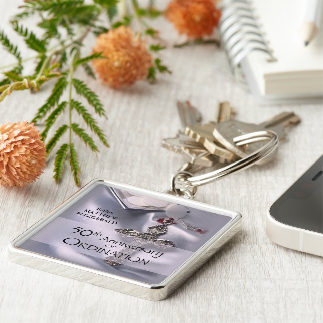 50:e jubileumschalice för anpassad namngivning fyrkantig silverfärgad nyckelring (Sidan)