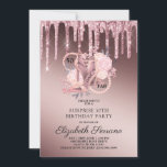 50:e överraskande födelsedag Ro Guld Glitter Inbjudningar<br><div class="desc">En elegant 50 och fab 50:e överraskning födelsedagsfest inbjudan i en metallshimmer i ro guld med glitter-droppar och namn-typografi med höga klingskor,  glitter och pärlor som är integrerade i design och typ,  med ro guld och blommigt. En unik snyggt inbjudan för denna milstolpe-födelsedag. 50 och fortfarande fab!</div>