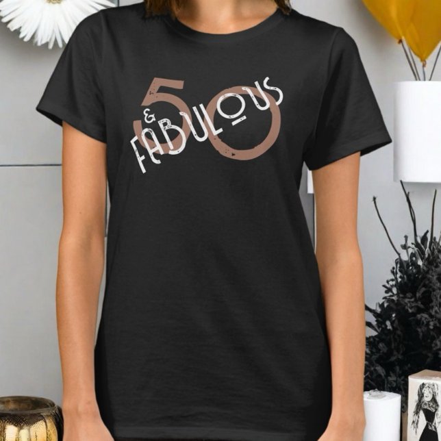50 & Fabulous födelsedags monogram brun vit chic T Shirt (Skapare uppladdad)