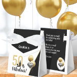 50 & Fabulous Guld & Black Modern Birthday Presentaskar<br><div class="desc">Säg tack till dem som firar din stora födelsedagskalas med de här favoritlådorna! Modern och elegant svart och guld. Du kan uppdatera texten för att uppfylla dina behov - även det fet "50"-året kan uppdateras. 40 och fantastiskt. Denna konstruktion har också en silhuettbild av vin flaska och glasögon från vin....</div>