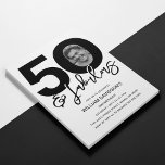 50 & Fabulous Photo 50:e födelsedagsinbjudan Inbjudningar<br><div class="desc">Snyggtens redigerbara inbjudan på 50:e födelsedag innehåller 50 och fantastiska,  ett stort 50 med ett foto inuti noll,  med svart teckensnitt över en klassisk vit bakgrund och en födelsedagsfirandemall som är enkel att anpassa.</div>