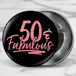 50 & Fabulous Rosa Glitter 50:e födelsedagsdagen G Knapp<br><div class="desc">50 & Fabulous Rosa Glitter 50:e Gnistran på födelsedagen Buttons har den moderna textdesignen "50 & Fabulous" i calligraphy script på rosa glitter. Perfekt för en 50:e födelsedagsfest eller firande.</div>