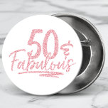 50 & Fabulous Rosa Glitter 50:e födelsedagsdagen G Knapp<br><div class="desc">50 & Fabulous Rosa Glitter 50:e Gnistran på födelsedagen Buttons har den moderna textdesignen "50 & Fabulous" i calligraphy script på rosa glitter. Perfekt för en 50:e födelsedagsfest eller firande.</div>