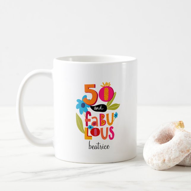 50 och Fabulous 50:e födelsedagen Whimsical Letter Kaffemugg (Med munk)