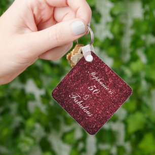 50 och Fabulous Birthday Red Burgundy Glitter 2022 Nyckelring