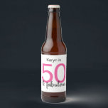 50 och Fabulous Dam 50:e Födelsedagsfesten Ölflaska Etikett<br><div class="desc">En roligt som är färglös med 50-årsmärket flaska för att anpassa dryckerna vid party. Den här designen har typografin "50 och fantastisk" som är både shock rosa och svart.</div>