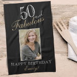 50 och Fabulous Elegant 50:e födelsedagsfoto Kökshandduk<br><div class="desc">50 och Fabulous Elegant 50:e födelsedagen Fotokökshandduk. Elegant skript i vitt och guldfärgat färg. Lägg till ditt namn och din bild.</div>