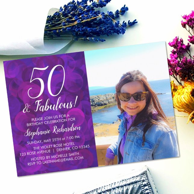 50 och Fabulous Elegant Lila Photo Birthday Inbjudningar (Skapare uppladdad)