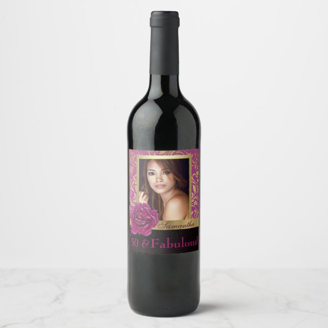 50 och Fabulous Lila Guld Damask Photo Birthday Vinflaska Etikett (Framsida)
