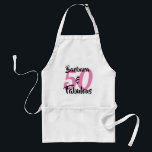 50 och fantastisk personlig födelsedagsfest förkläde<br><div class="desc">Fira att fylla 50 med stil med denna coola 50-årsdesign. Ordet 50 är i rosa text och namnet & Fantastisk är i svart text. Du kan anpassa denna present genom att ändra namn, ålder och typsnittsfärger till vad du vill. Se våra matchande pappersprodukter, presentförpackning, kläder och presenter. Tack för besöket....</div>