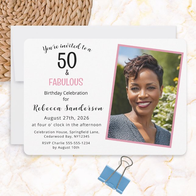 50 och fantastisk rosa 50-årsfest inbjudningar (A stylish 50th birthday party invitation with custom name and photo)