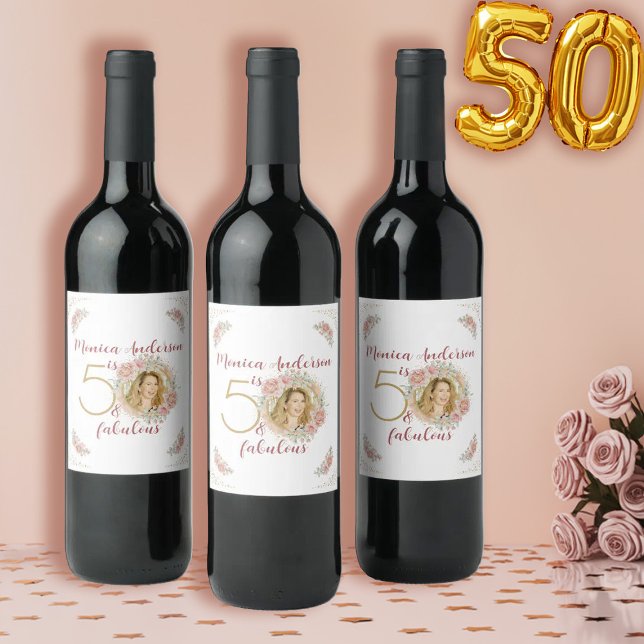 50 och fantastisk Rosa Blommig Guld Foto Födelseda Vinflaska Etikett (50 and Fabulous Pink Floral Gold Photo Birthday Wine Label)