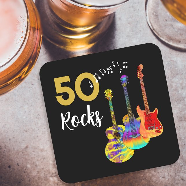 50 Rocks 50-årsfest Underlägg Papper Kvadrat (Rock and roll 50th birthday party paper coasters cool funky guitars black and gold 50 rocks for him)
