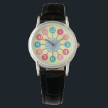 50-talets Retro Atomic Starburst Midsekels moderna Armbandsur<br><div class="desc">Denna minimalistiska vaktdesign inspireras av atomklockor från 1950-talet. De vita talen finns i cirklar med olika vintagar av rosa och blått. De spindlar ut från ett runt centrum i ett grått-blått nyans som räknas sekunderna/minuterna. Det är en enkel, djärv modern midhundradesign. Allt vilar på en antika gulter. Välj en egen...</div>