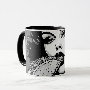50-tals svart-vit grafisk stil Goth-flicka som äte Mugg