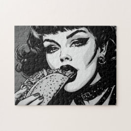 50-tals svart-vit grafisk stil Goth-flicka som äte Pussel