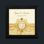 50th Boxas den guld- Monogramgåvan för Minnesask<br><div class="desc">Betonar den guld- filigree emblemen för härlig Victorianstilvintage med juveln på elfenben- och gulddamastbakgrund. Precis skräddarsy lyfta-brev lookmonogramen och personifiera namnen, och bröllop för den sakkunnig kopplar ihop på din gåva listar. Kan lätt skräddarsy för andra gåva-ge firanden -- helgdag, födelsedagen, bröllop, årsdagen, förlovning, valentin dag, pensionen, studenten eller något...</div>
