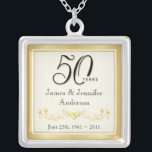 50th Elegantt jubileums- hänge för årsdag Silverpläterat Halsband<br><div class="desc">50th Årsdagminnessakhalsband -- Det eleganta guld- 50th bröllopsdaghänget med formellt skrivar och bläddrade antik design -- Skräddarsy namnen och datera för ditt lyckliga firande. Göra perfekt gåvan för din fru, modern, farmor för att fira minnet av 50 guld- år tillsammans. Matcha tillgängliga kort, inbjudningar, porto och gåvor. Andra stilar och...</div>