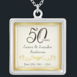 50th Elegantt jubileums- hänge för årsdag Silverpläterat Halsband<br><div class="desc">50th Årsdagminnessakhalsband -- Det eleganta guld- 50th bröllopsdaghänget med formellt skrivar och bläddrade antik design -- Skräddarsy namnen och datera för ditt lyckliga firande. Göra perfekt gåvan för din fru, modern, farmor för att fira minnet av 50 guld- år tillsammans. Matcha tillgängliga kort, inbjudningar, porto och gåvor. Andra stilar och...</div>