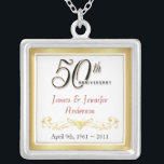 50th Elegantt minnessakhänge för årsdag Silverpläterat Halsband<br><div class="desc">50th Årsdagminnessakhalsband -- Det eleganta guld- 50th bröllopsdaghänget med formellt skrivar och bläddrade antik design -- Skräddarsy namnen och datera för ditt lyckliga firande. Göra perfekt gåvan för din fru, modern, farmor för att fira minnet av 50 guld- år tillsammans. Matcha tillgängliga kort, inbjudningar, porto och gåvor. Andra stilar och...</div>