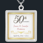 50th Elegantt minnessakhänge för årsdag Silverpläterat Halsband<br><div class="desc">50th Årsdagminnessakhalsband -- Det eleganta guld- 50th bröllopsdaghänget med formellt skrivar och bläddrade antik design -- Skräddarsy namnen och datera för ditt lyckliga firande. Göra perfekt gåvan för din fru, modern, farmor för att fira minnet av 50 guld- år tillsammans. Matcha tillgängliga kort, inbjudningar, porto och gåvor. Andra stilar och...</div>