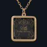 50th Guldbröllopårsdagljuskrona Guldpläterat Halsband<br><div class="desc">Ursnyggt guld- virvlar runt och bläddrar med en guld- shimmery ljuskrona som uppe i luften hänger. Guld- klotterhjärtor på det omvänt. 50th Bröllopsdag i en metallisk guld- look.</div>