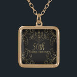 50th Guldbröllopårsdagljuskrona Guldpläterat Halsband<br><div class="desc">Ursnyggt guld- virvlar runt och bläddrar med en guld- shimmery ljuskrona som uppe i luften hänger. Guld- klotterhjärtor på det omvänt. 50th Bröllopsdag i en metallisk guld- look.</div>