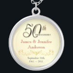 50th Hänge för minnessak för årsdaghalsband Silverpläterat Halsband<br><div class="desc">50th Halsband för årsdagminnessakhänge -- Det eleganta guld- 50th bröllopsdaghänget med formellt skrivar och bläddrade antik design -- Skräddarsy namnen och datera för ditt lyckliga firande. Göra perfekt gåvan för din fru, modern, farmor för att fira minnet av 50 guld- år tillsammans. Matcha tillgängliga kort, inbjudningar, porto och gåvor. Andra...</div>