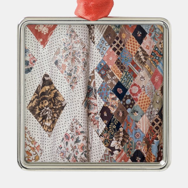 53: Specificera av ett patchworktäcke som göras av Julgransprydnad Metall (Framsidan)