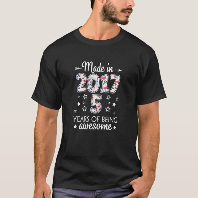 5 år gammal 5:e födelsedagen född 2017 t shirt (Framsida)