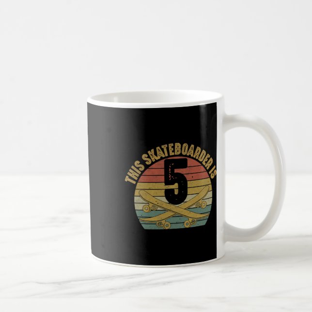 5-årig skateboardåkare som åker skateboard på sin  kaffemugg (Höger)