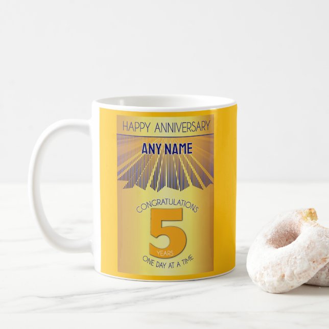 5-årsjubileum för nykterhet | Golden Ray 12 steg Kaffemugg (Med munk)