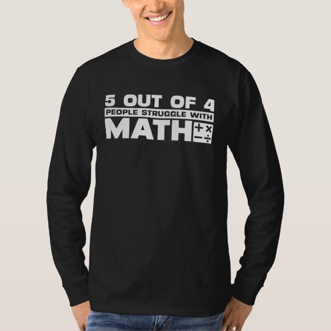 5 av 4 personer kämpar med matte  Matte lärare T Shirt (Framsida)