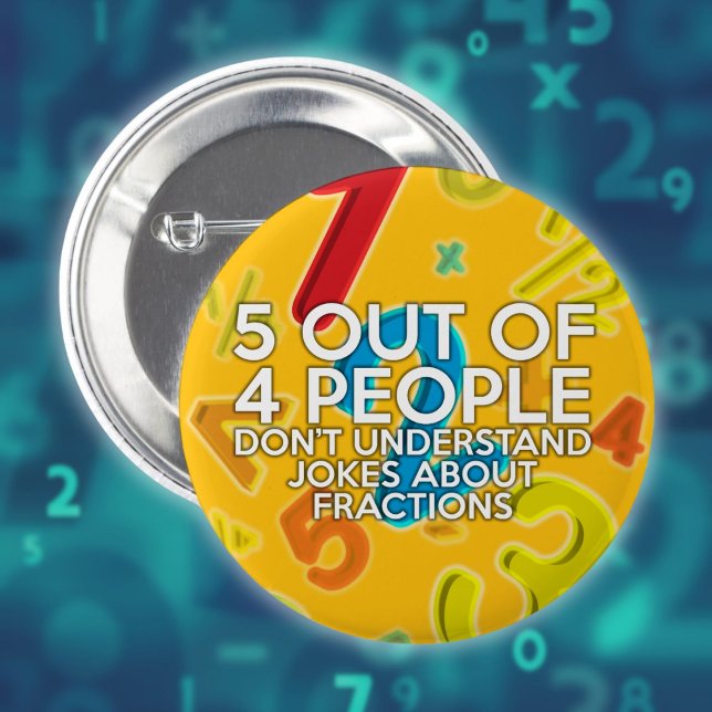 5 AV 4 PERSONER Math Roligt Skämt Citat Knapp (5 OUT OF 4 PEOPLE Math Fun Joke Quote Pinback Button)