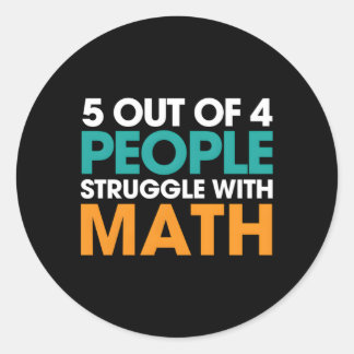5 av 4 personer som kämpar med matematik runt klistermärke