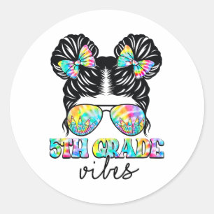 5:e Klass Vibes Messy Hair Bun Girl Ck till skola Runt Klistermärke