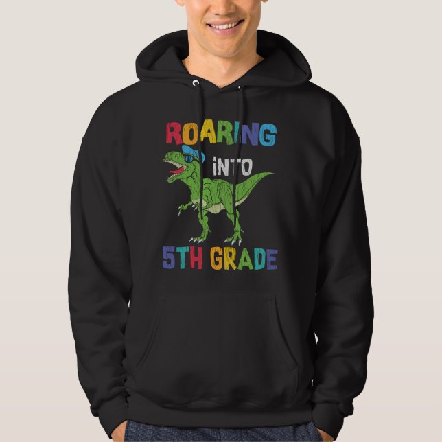 5:e klassens dinosaurie första skoldagspresent til hoodie (Framsida)